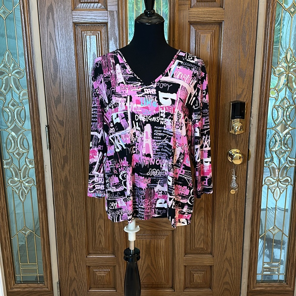 047 Nvcard Pink & Black Graffiti Graphic Top